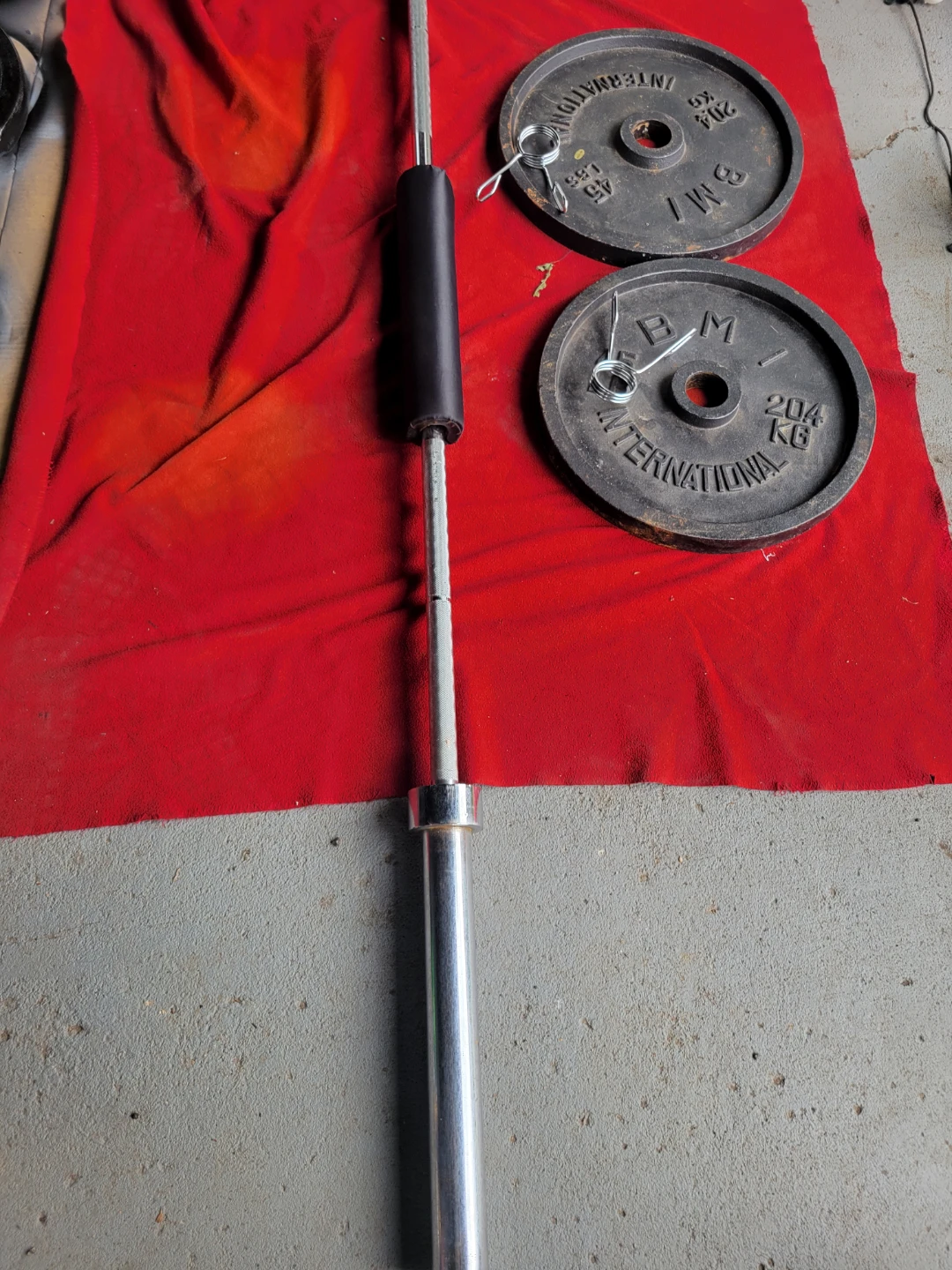 OLYMPIC 7' BAR.   90LBs  2-45s. IN GOOD CONDITION - photo 3
