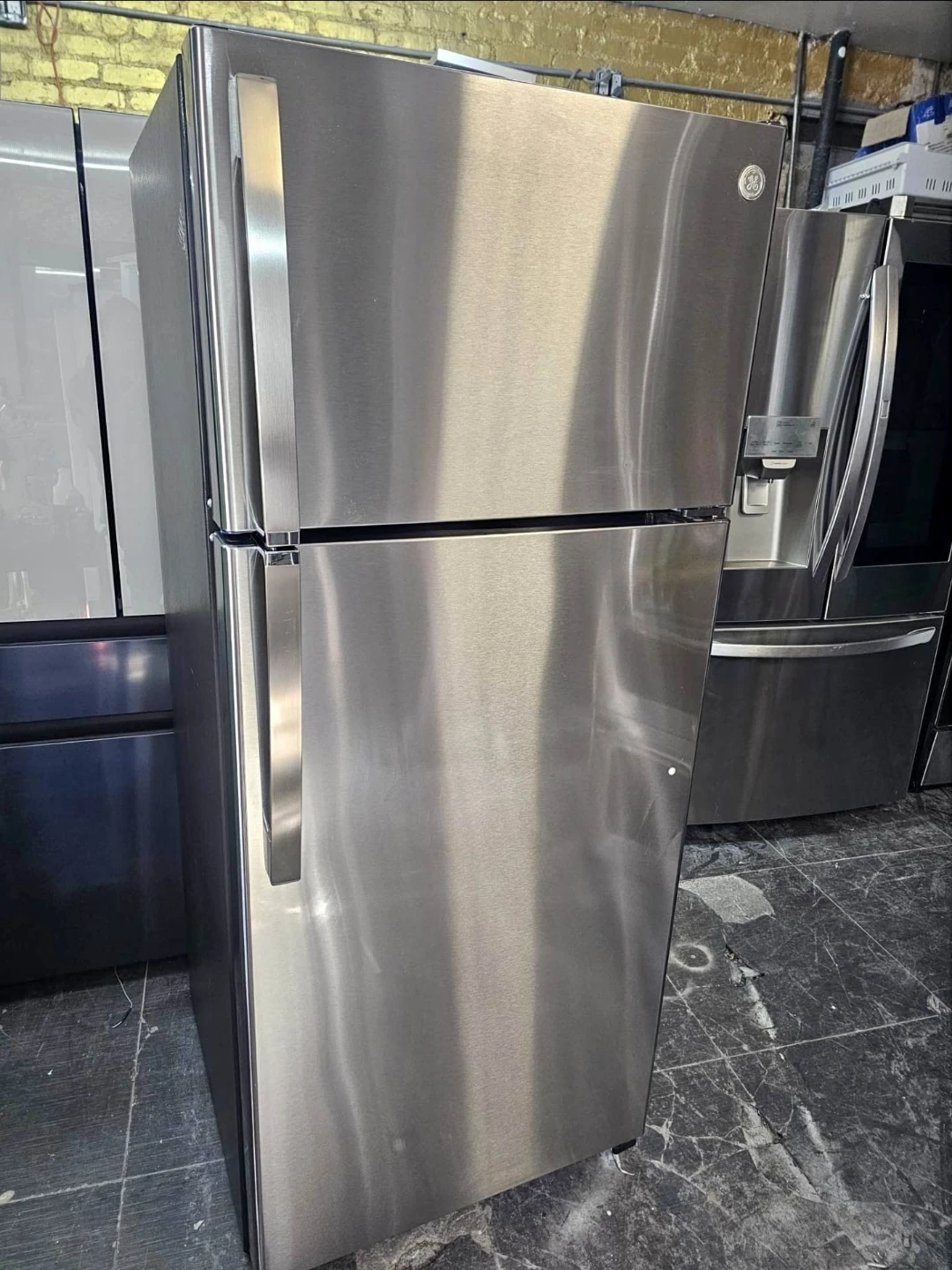 GE 28in wide stainless steel top freezer refrigerator