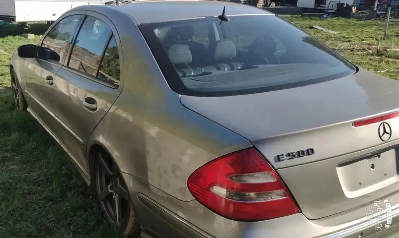 Mercedes-Benz E500 Sedan - photo 5