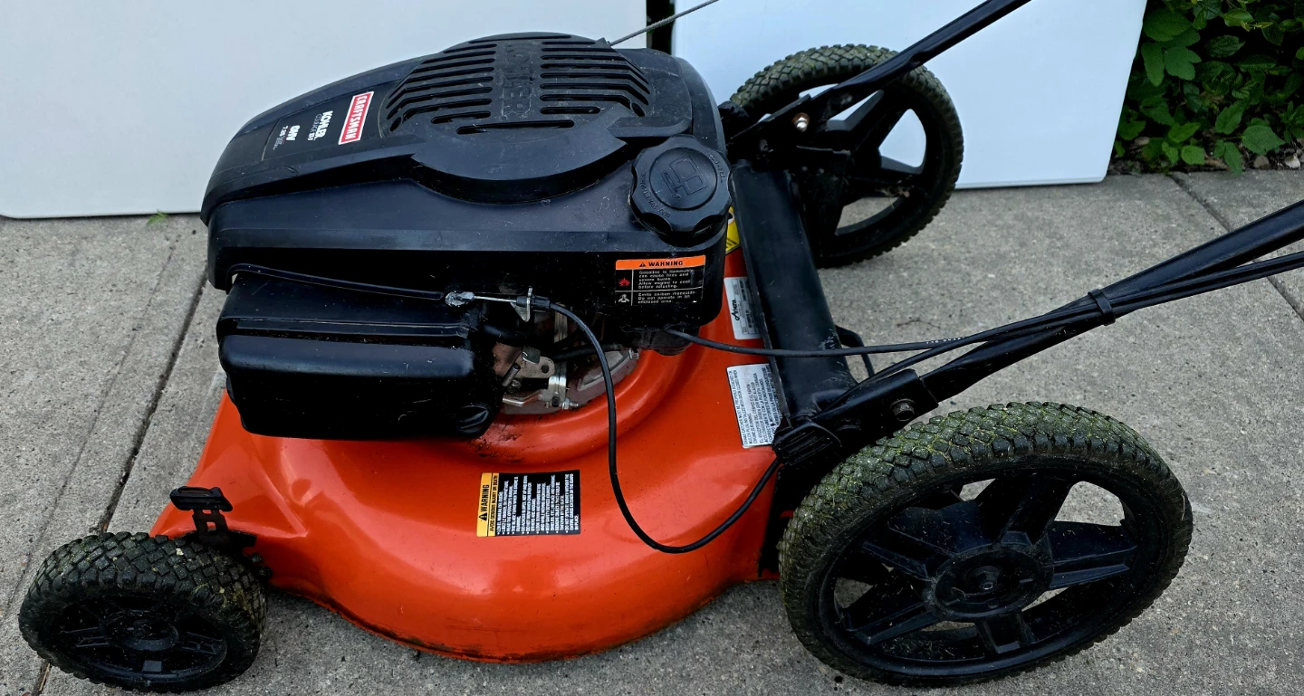 Craftsman Lawn Mower, working, in Millwoods - photo 2