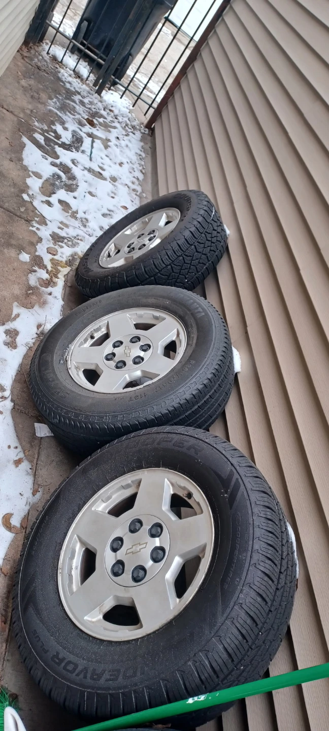 Set of 4 Chevrolet Alloy Wheels with Tires - photo 2