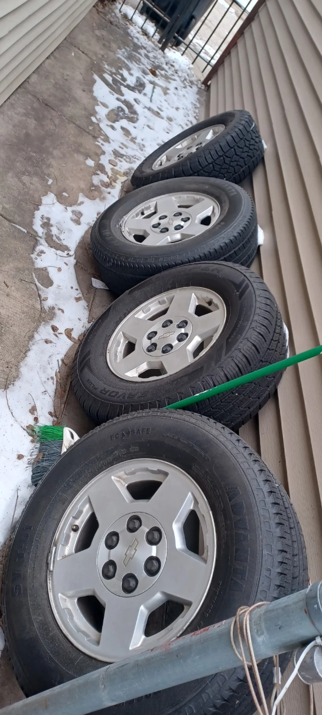 Set of 4 Chevrolet Alloy Wheels with Tires - photo 4
