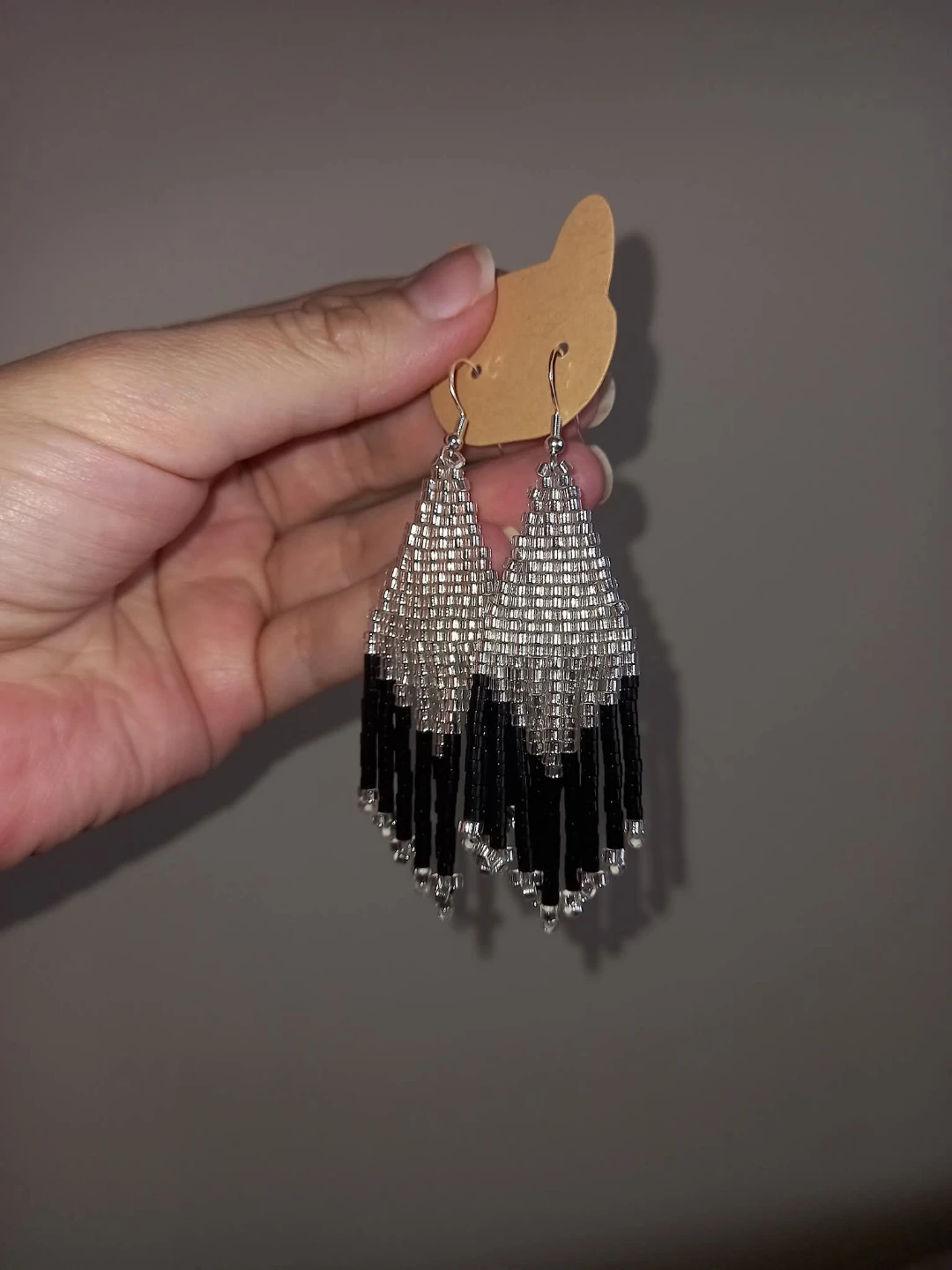 HANDMADE metallic silver and black beaded fringe earrings! 📐