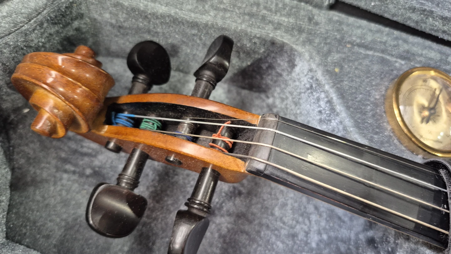 Violin with two bows and all the necessaries - photo 2