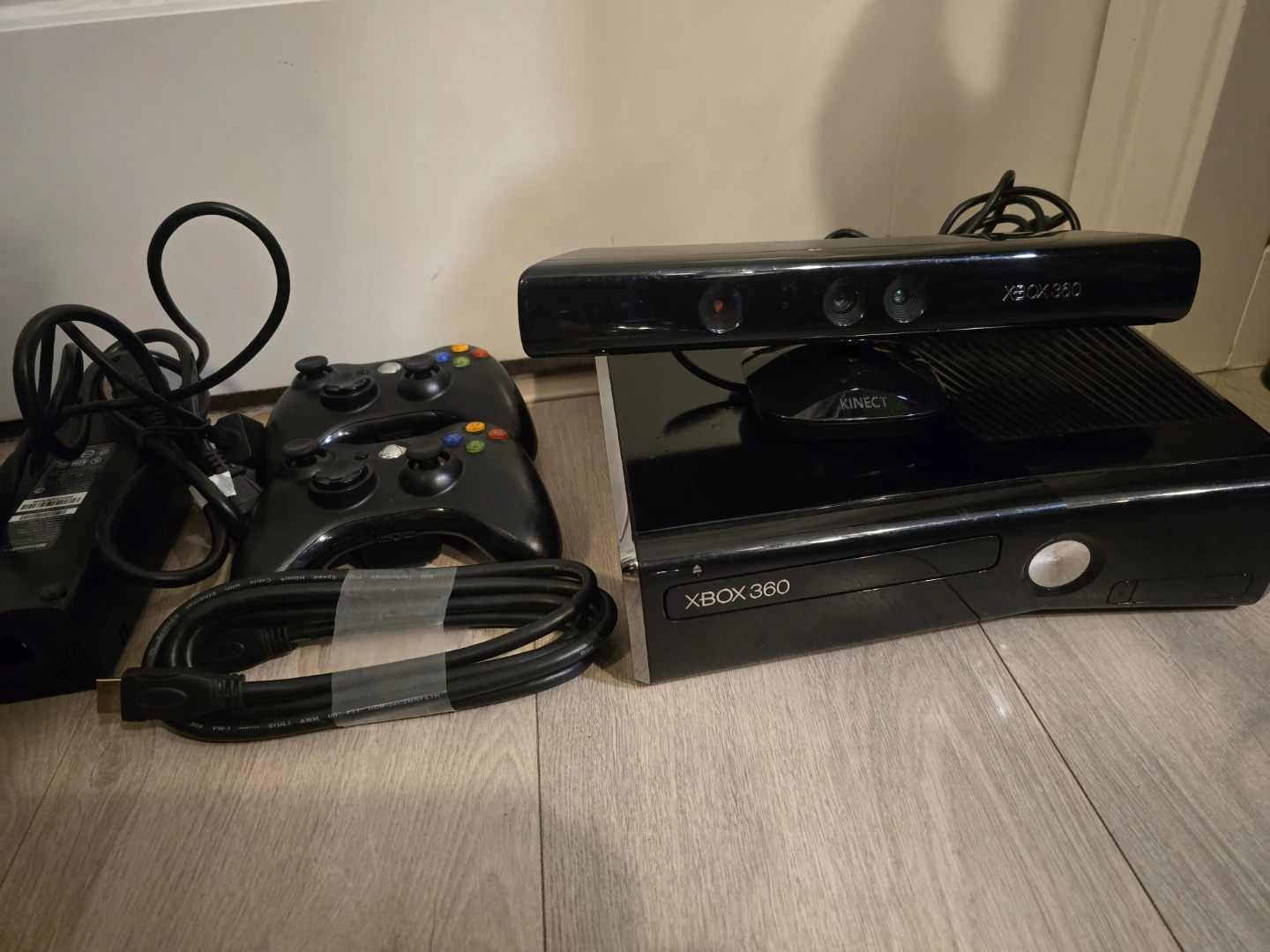 250GB Xbox 360 S Console Bundle With Kinect