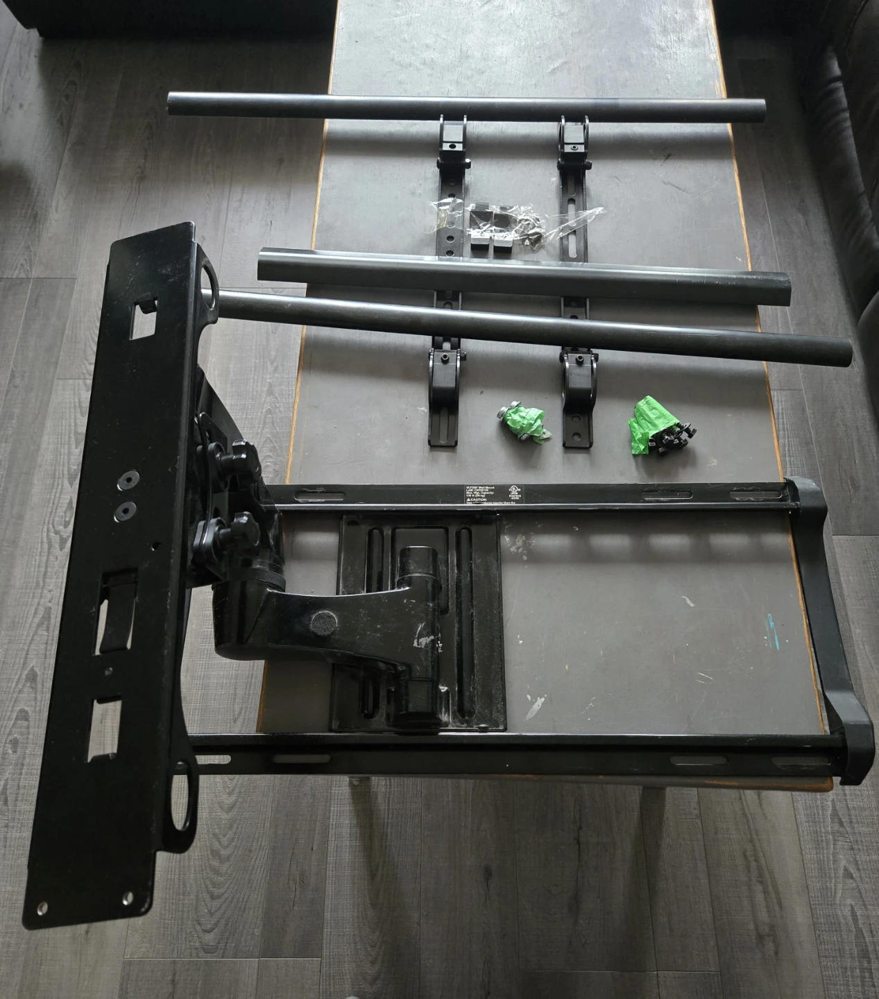 Pivoting VLF220 TV Wall Mount ⚽️ - Max 130 lbs