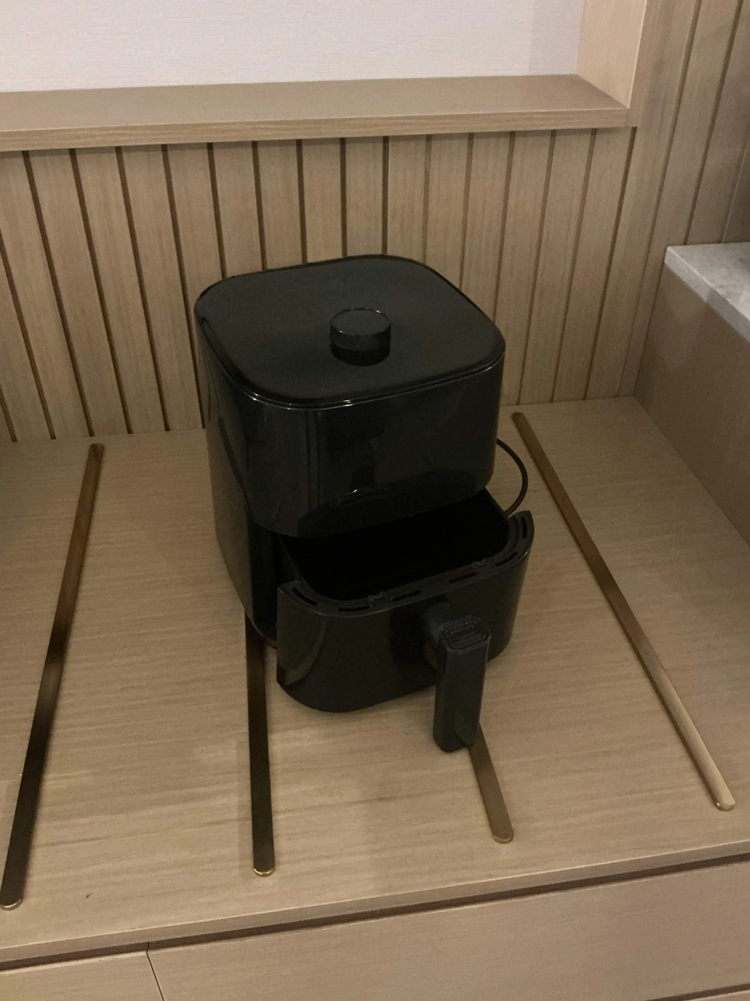 Air fryer with detachable handle
