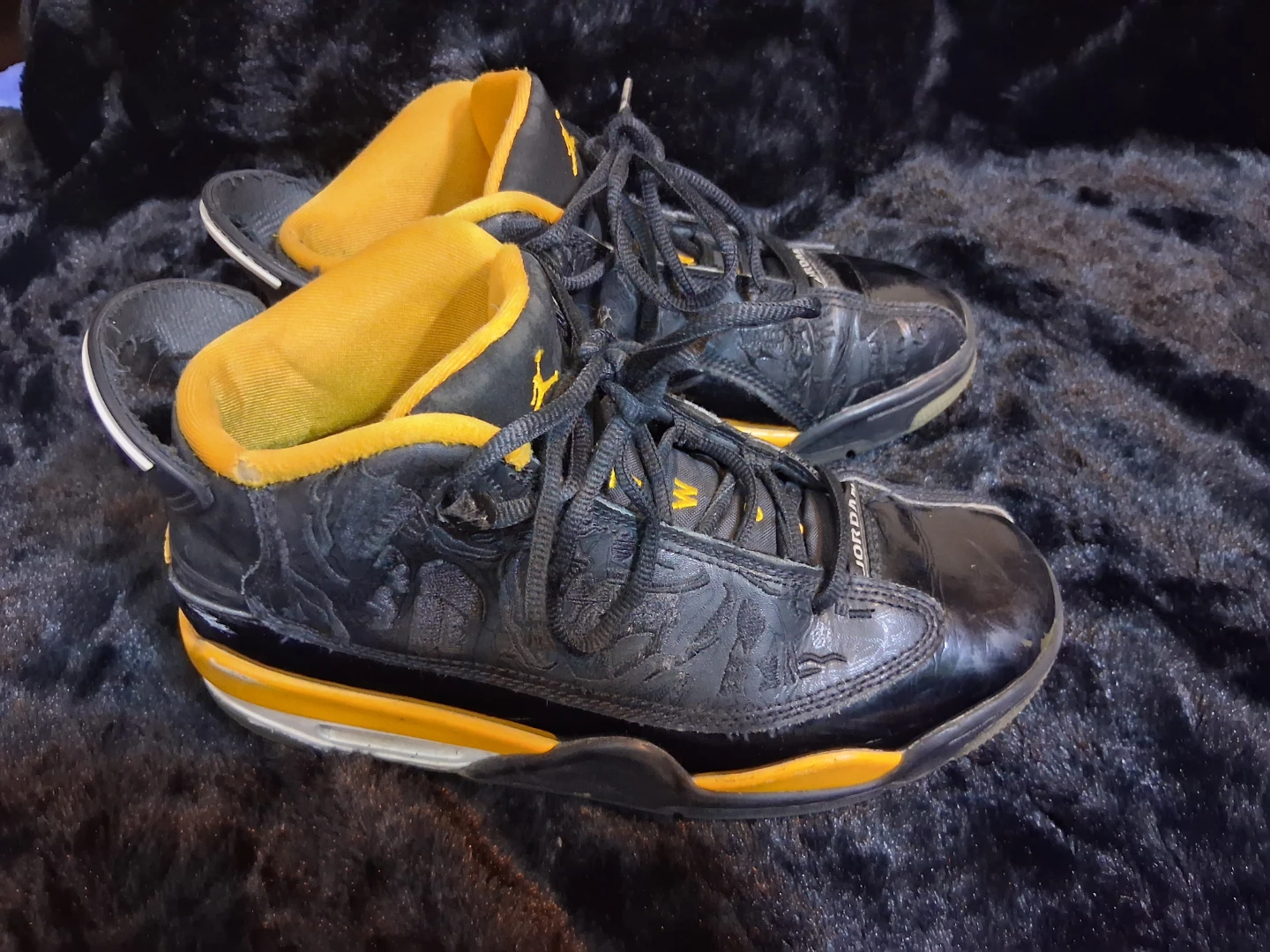 Jordan Black and Yellow Sneakers - photo 4