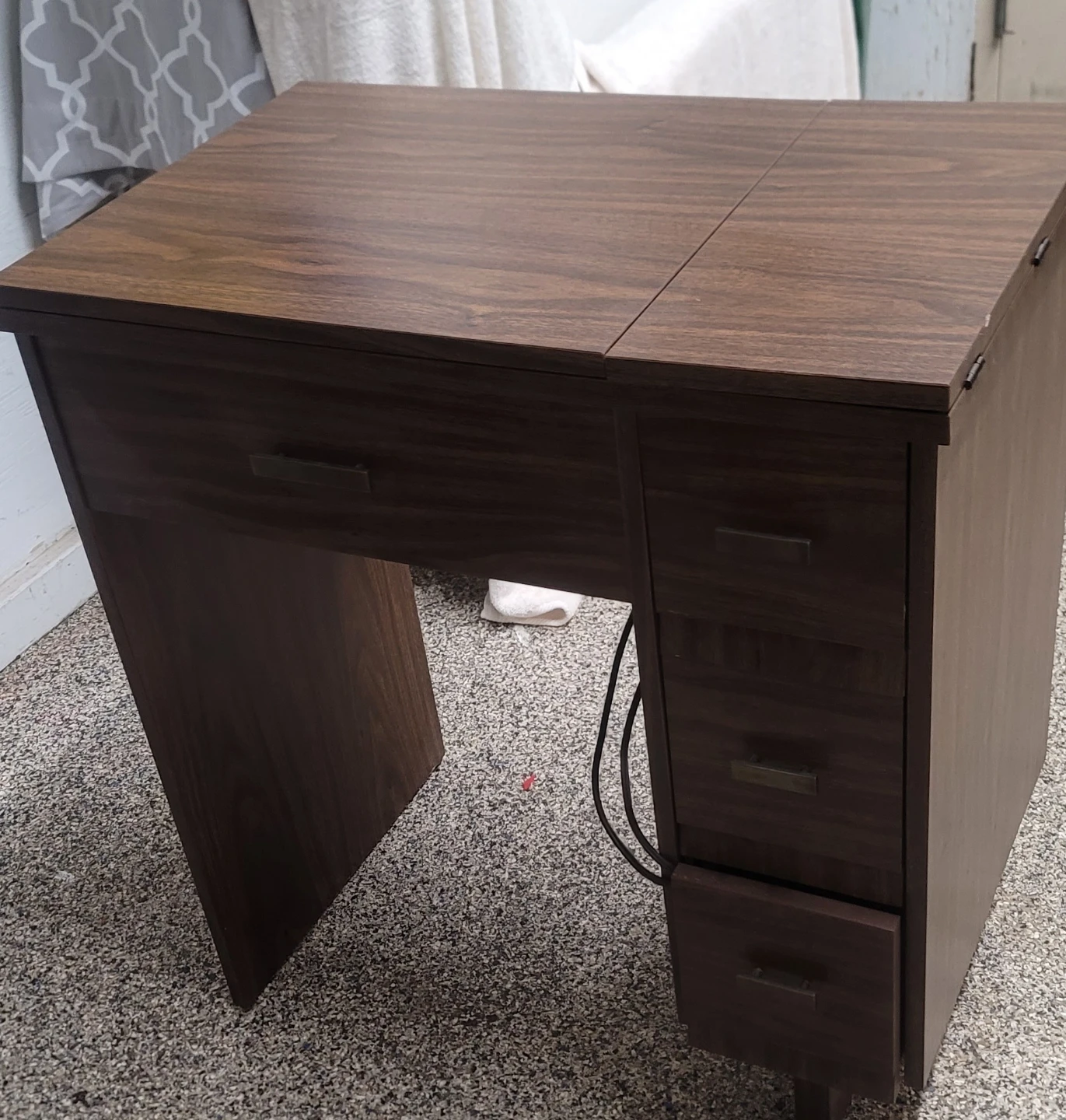 Singer Sewing Machine with Foldable Table - photo 4
