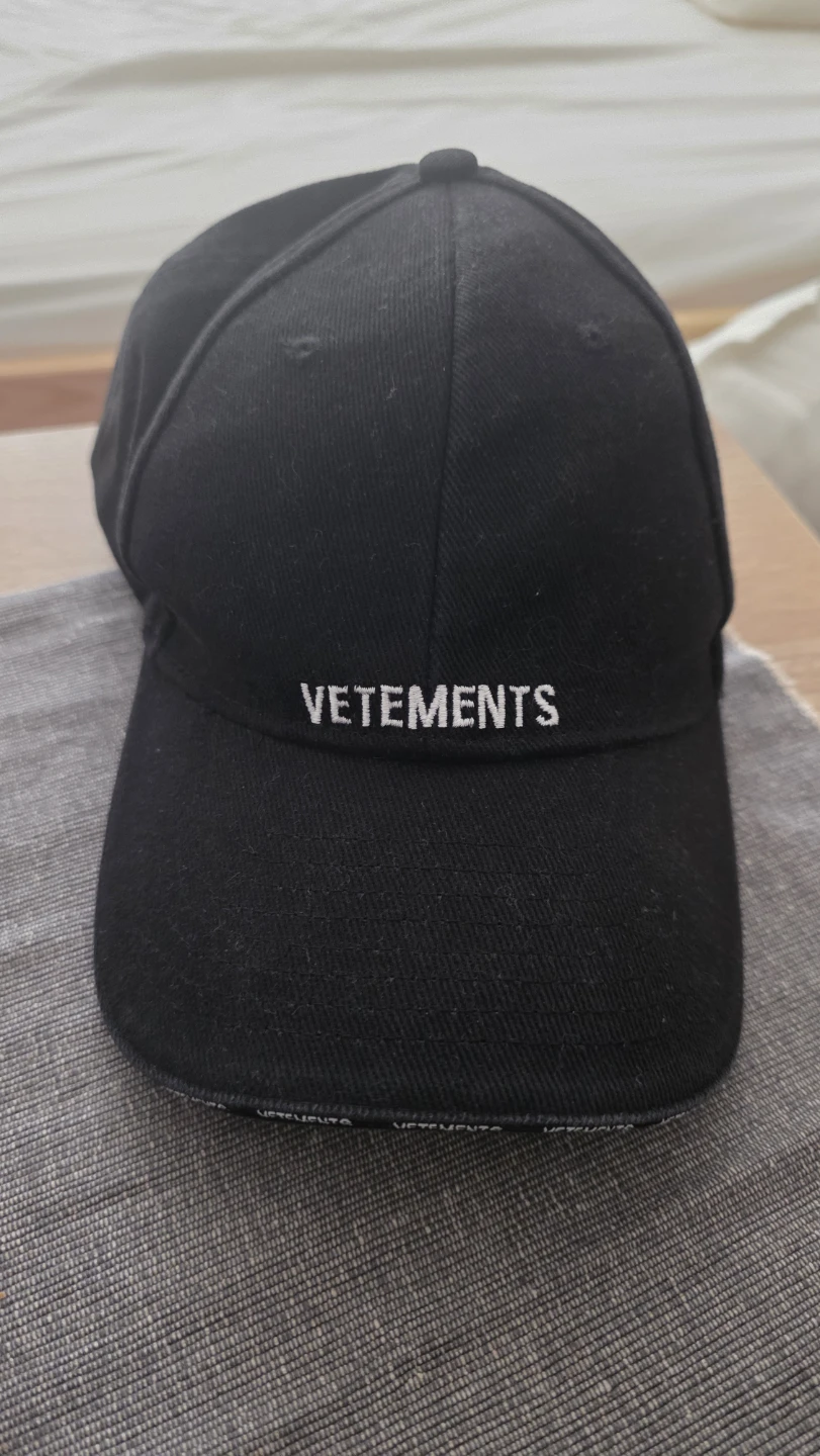 VETEMENTS Black Baseball Cap