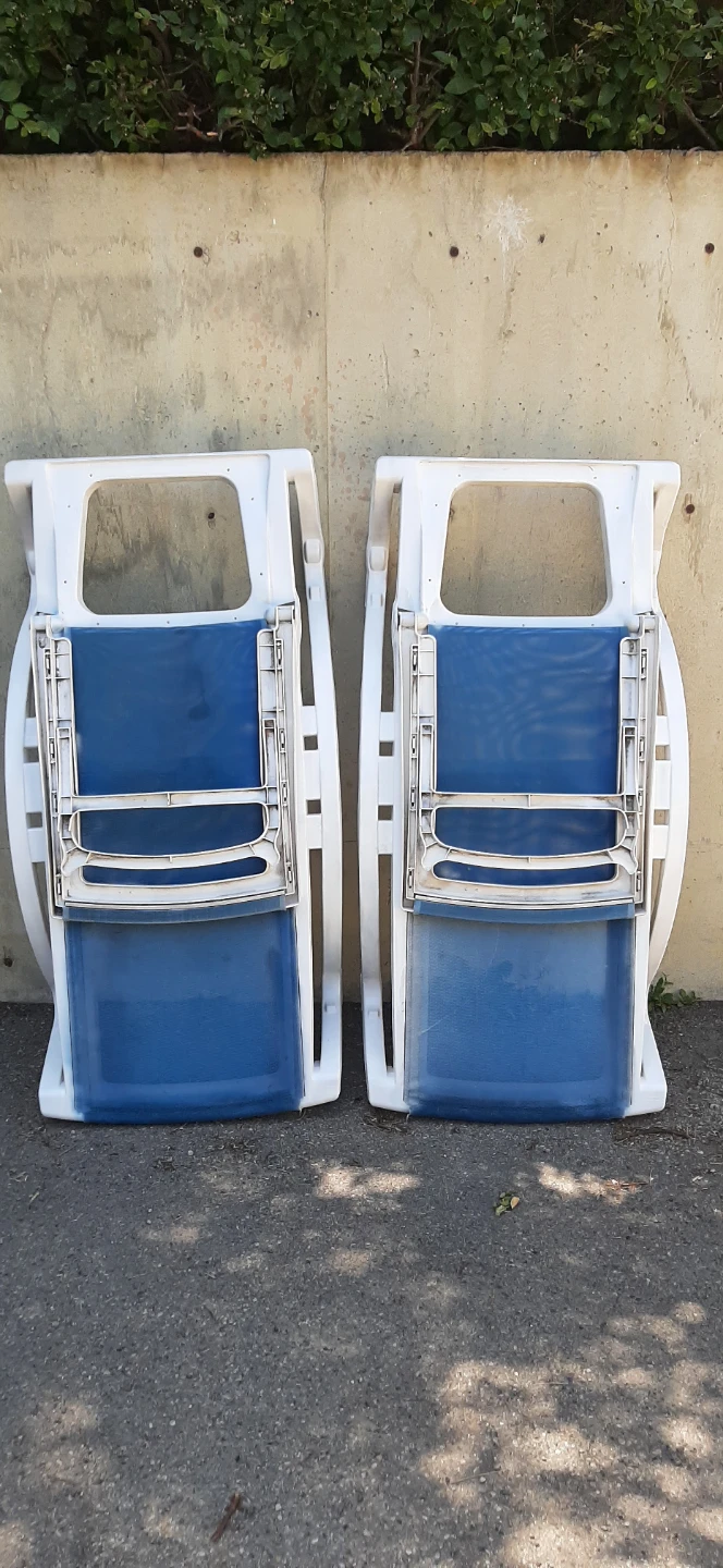 Pair Of Blue Mesh & Plastic Lounge Chairs - photo 3