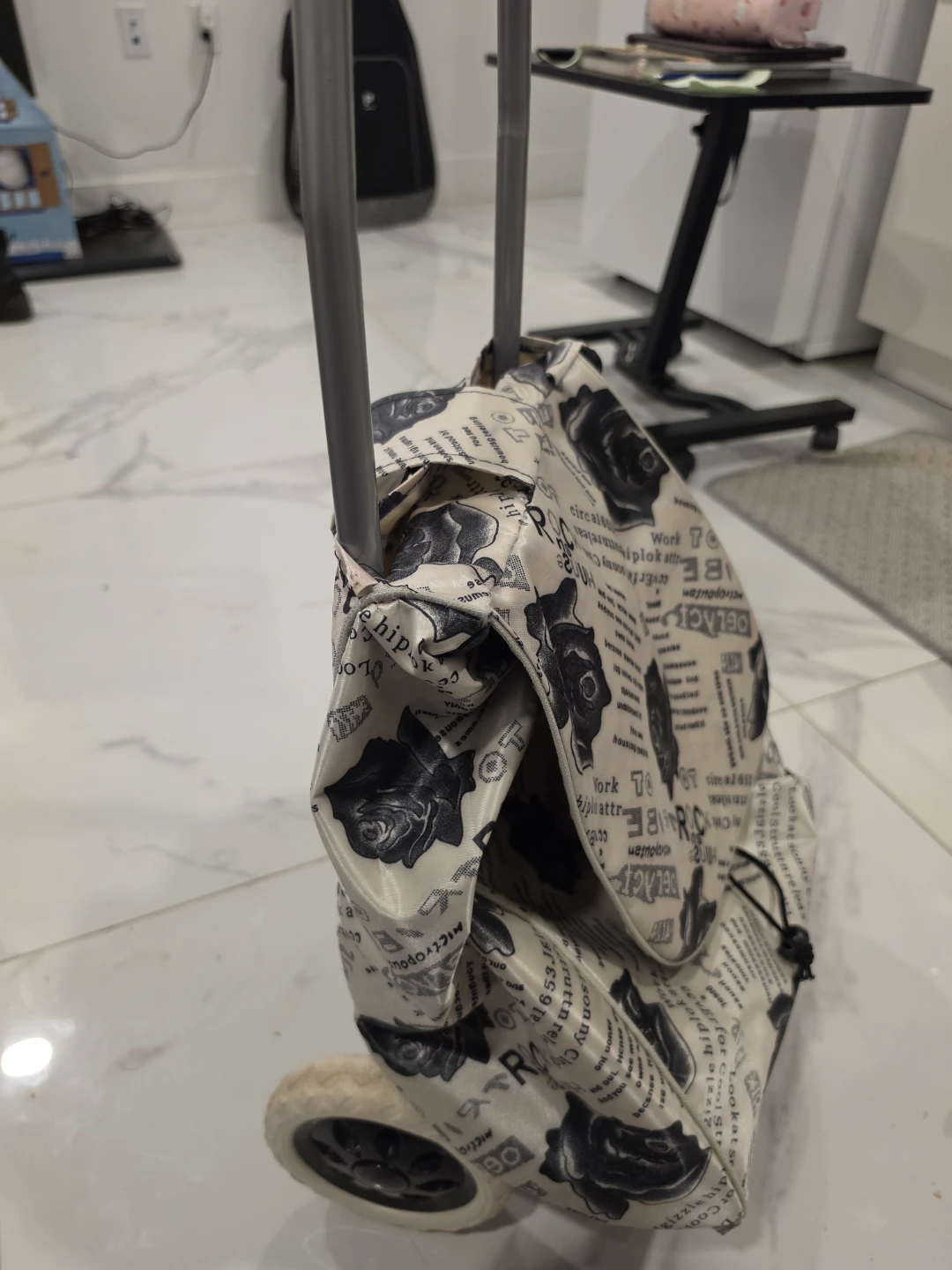 Move out sale - Rolling Shopping Bag with Rose and Text Print - photo 4