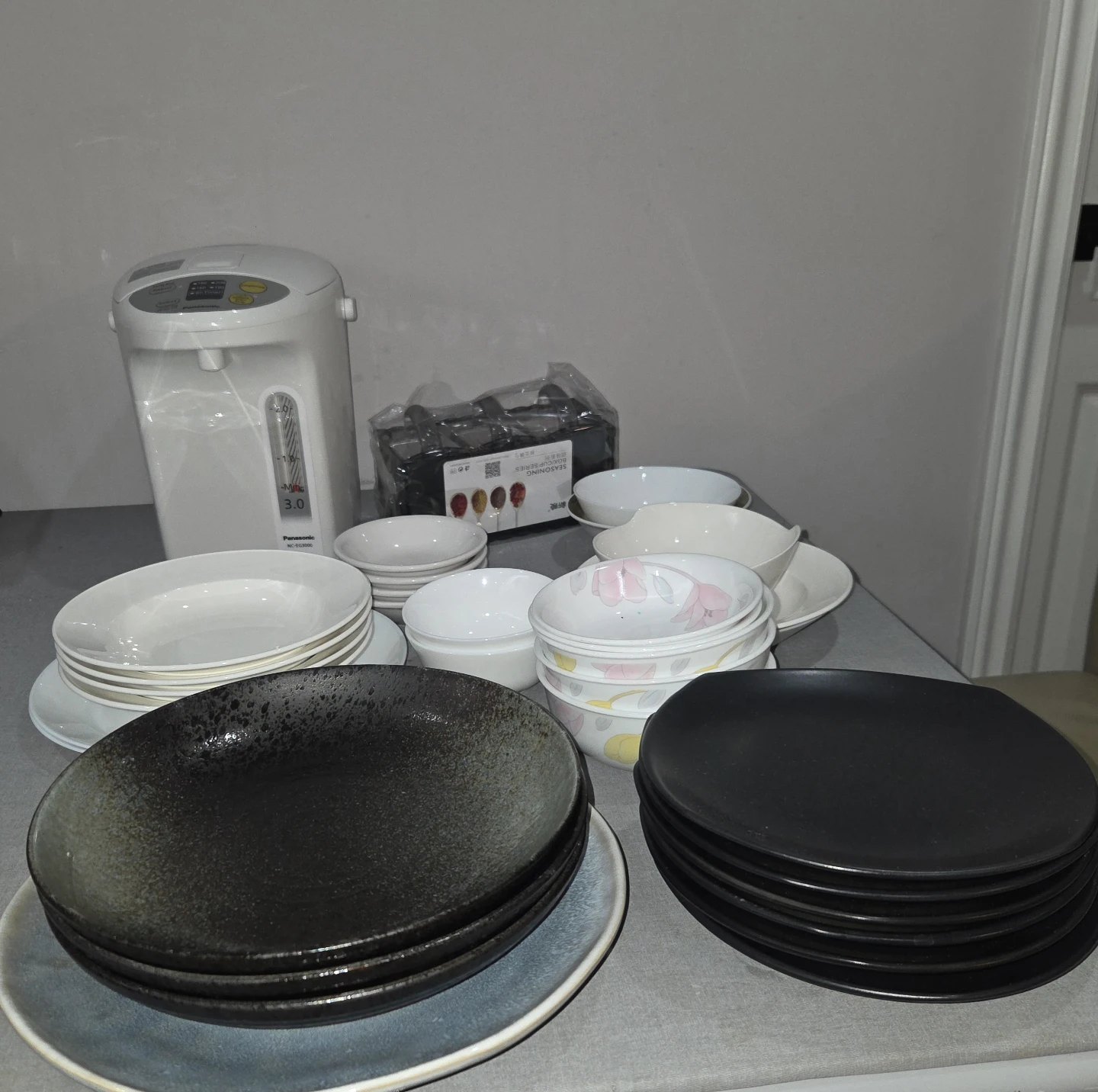 Kitchen appliances and eating dishes