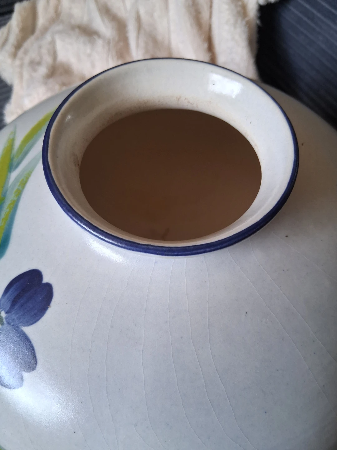 White Ceramic Vase with Blue Flowers 34 " round - photo 3