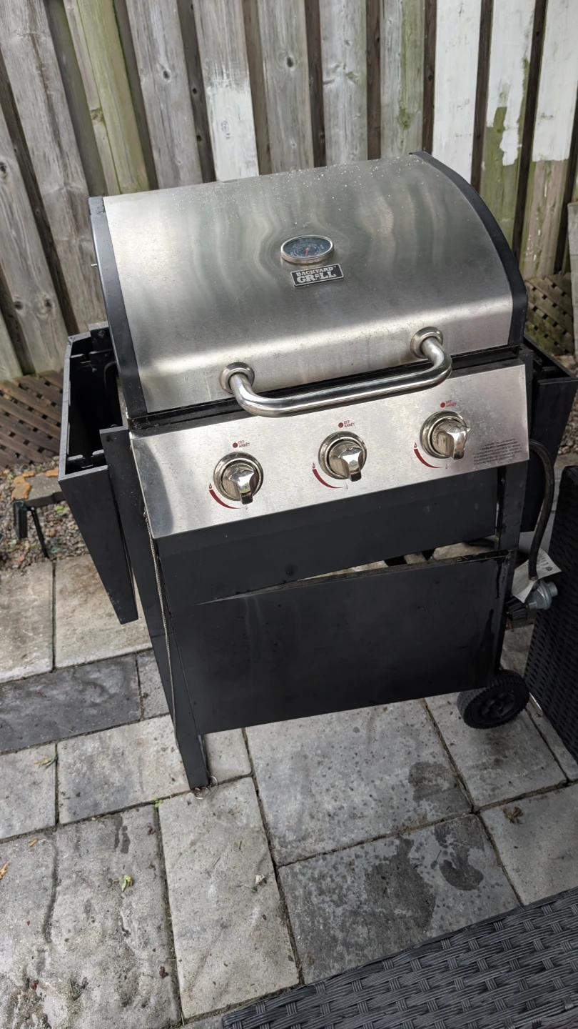 Backyard Grill 3-Burner Propane BBQ