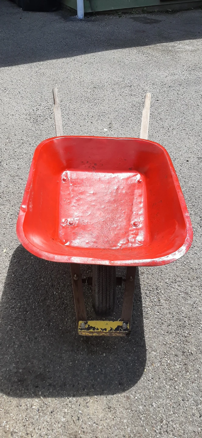 Red Deluxe Garden Wheelbarrow - photo 2