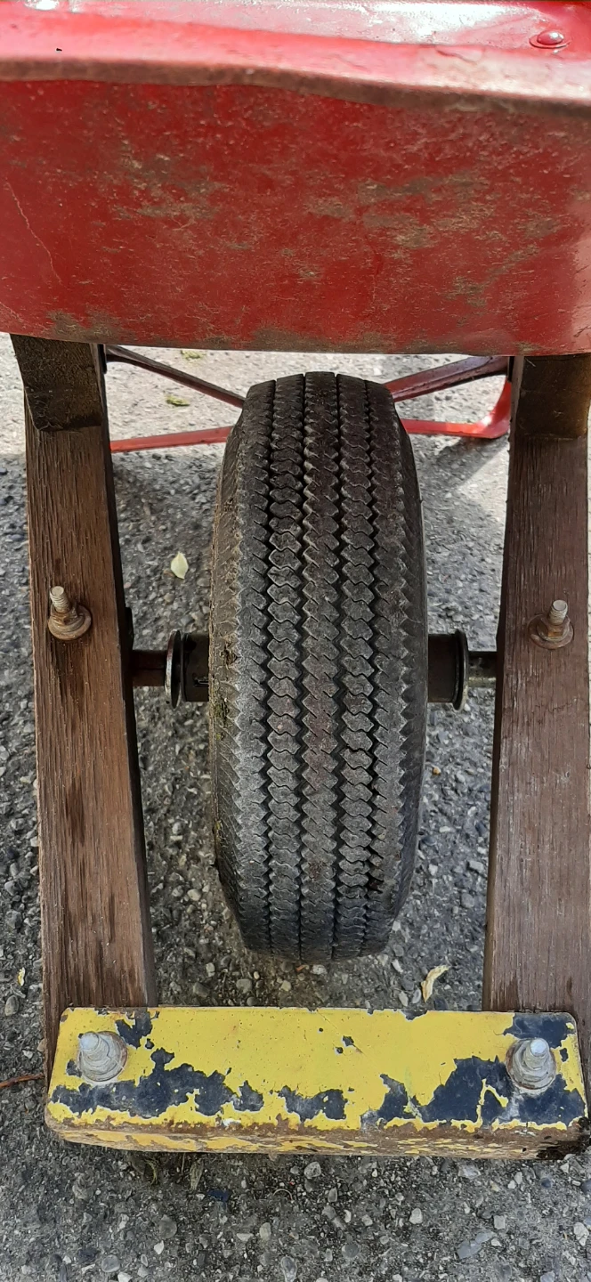 Red Deluxe Garden Wheelbarrow - photo 3