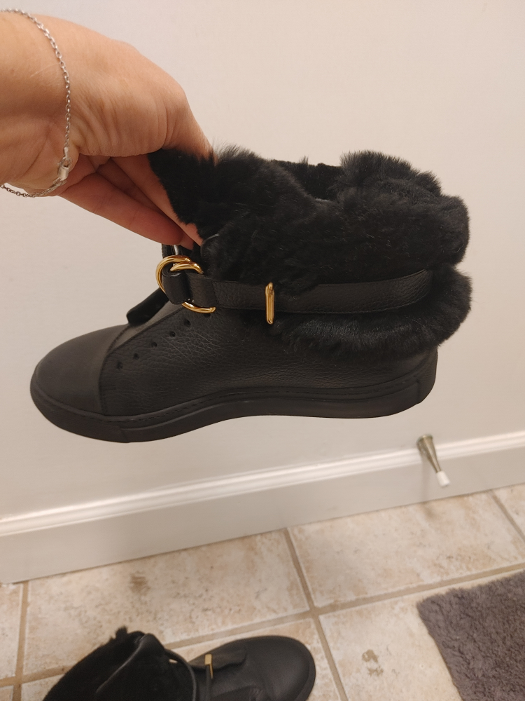 Women's Black Fur Trimmed  Sneakers size 8 - photo 2