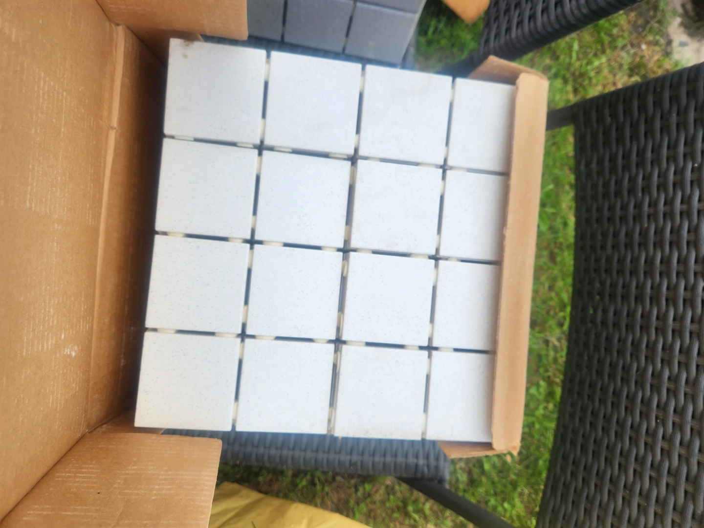 Box of white mosaic tiles - photo 2
