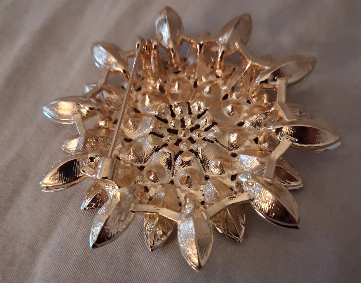 Gold Tone Crystal Flower Brooch & Beaded Bracelet Set - photo 3