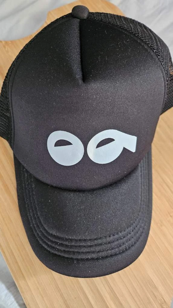 Black "oo" trucker hat