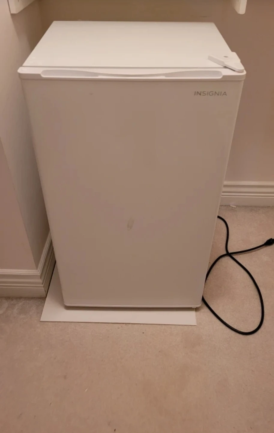 Insignia White Compact Refrigerator mini fridge