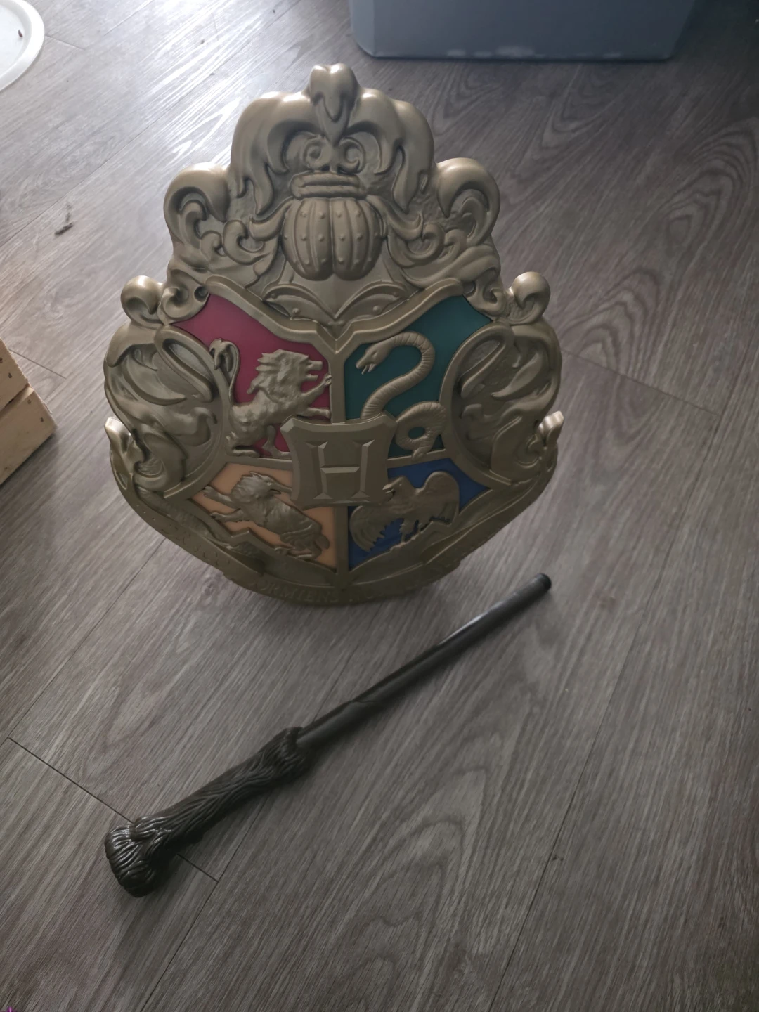 Harry Potter Hogwarts Crest and Wand - photo 2
