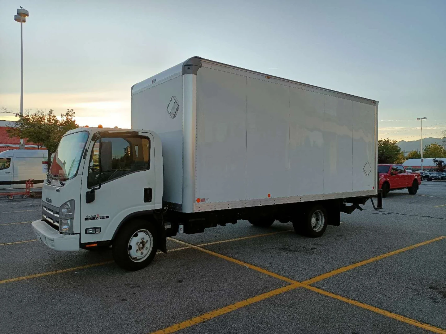 Isuzu Box Truck - photo 2