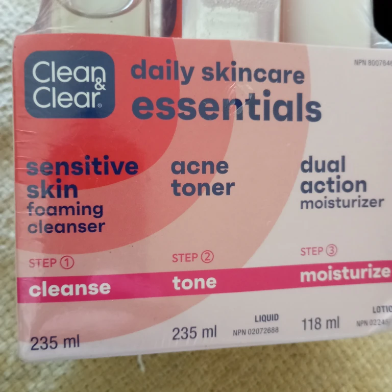 Clean & Clear Daily Skincare Essentials Set - photo 2