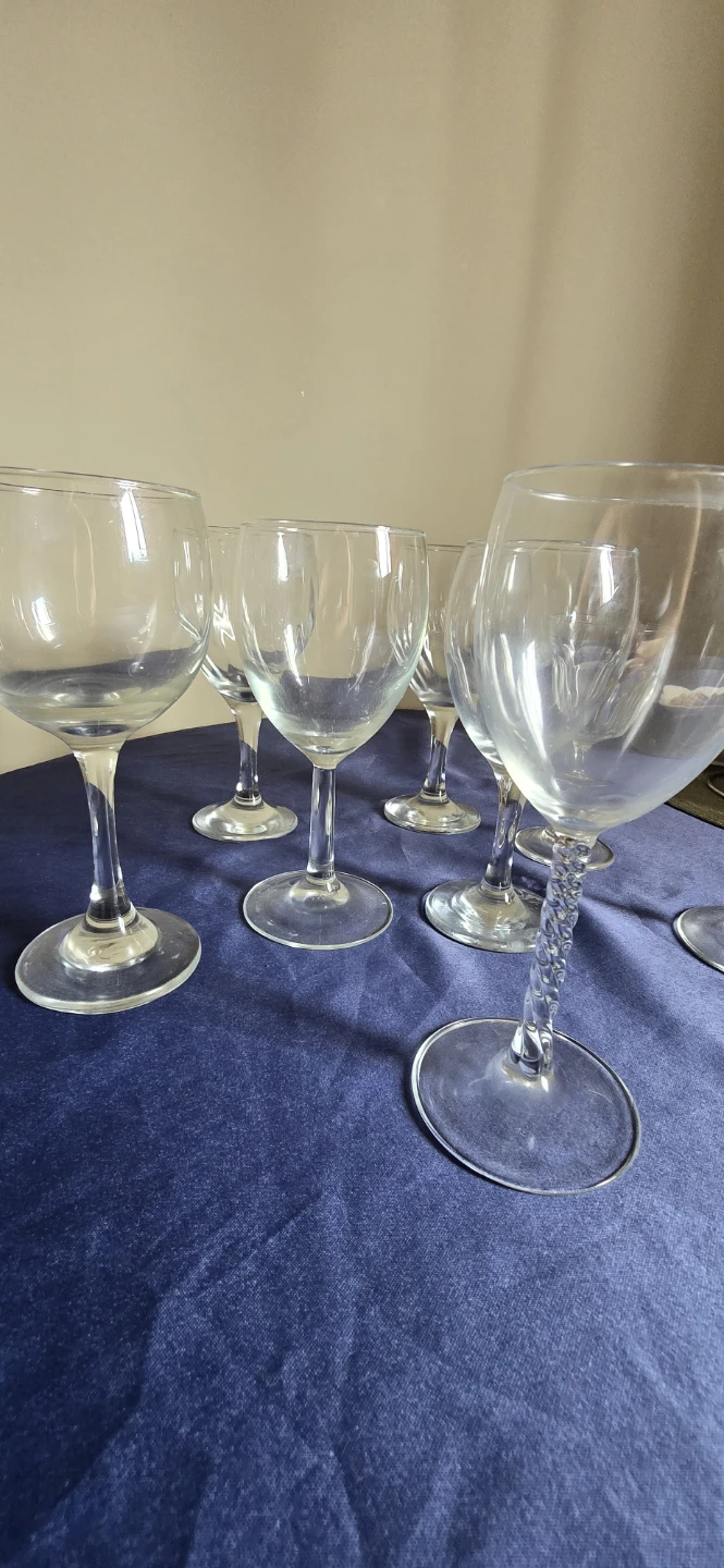 Set of 8 Assorted Clear Glass Wine Glasses - photo 3