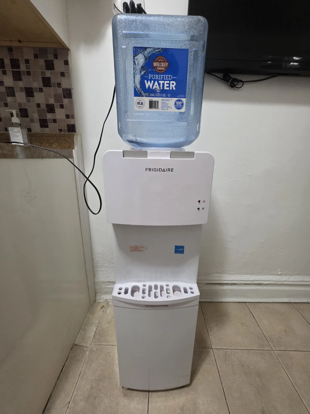 Frigidaire Water Cooler with 5 to 10 Gallon Water Bottle