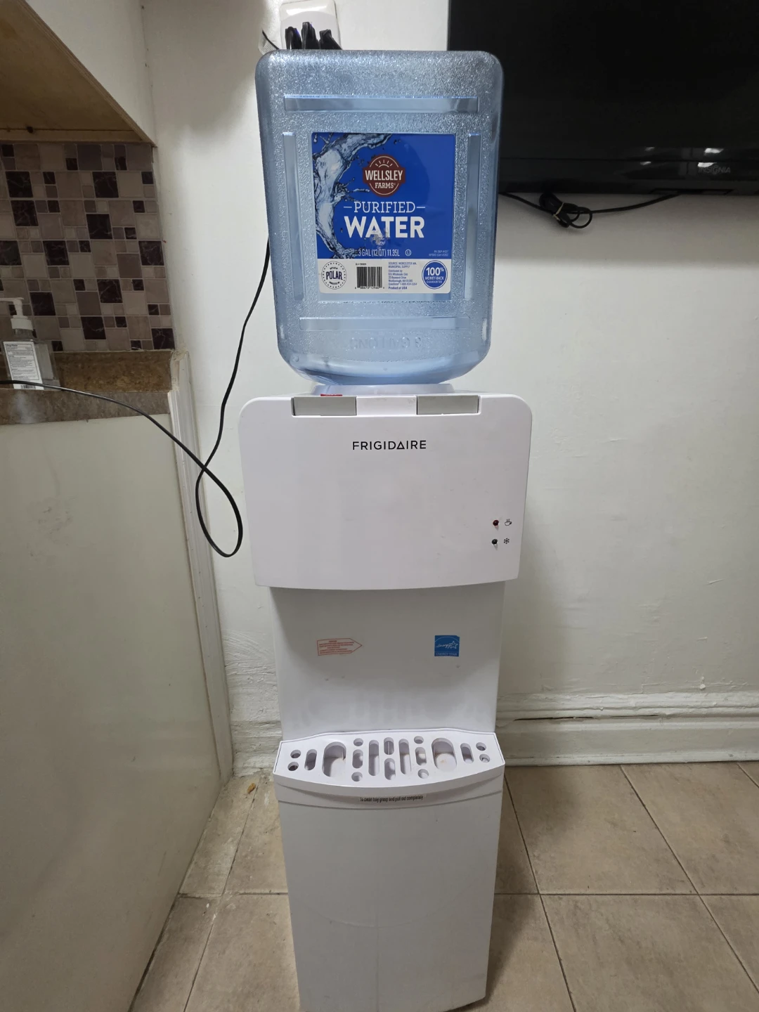 Frigidaire Water Cooler with 5 to 10 Gallon Water Bottle - photo 2