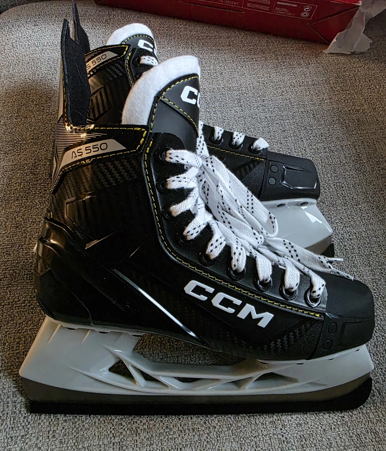 CCM Hockey Tacks AS-550 Hockey Skates Size 5