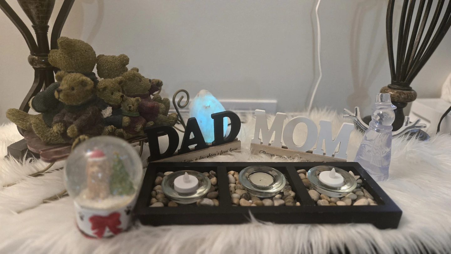 Decorative Candle Holder Set with 'DAD' and 'MOM' Signs