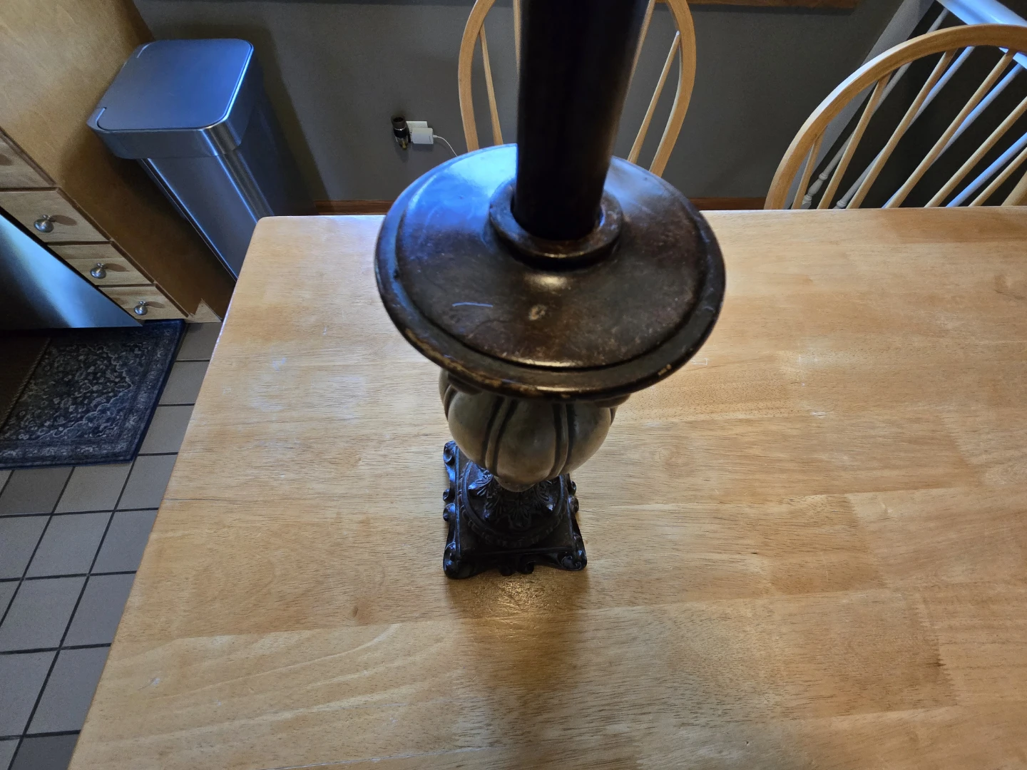 Vintage Style Table Lamp with Ornate Base - photo 5