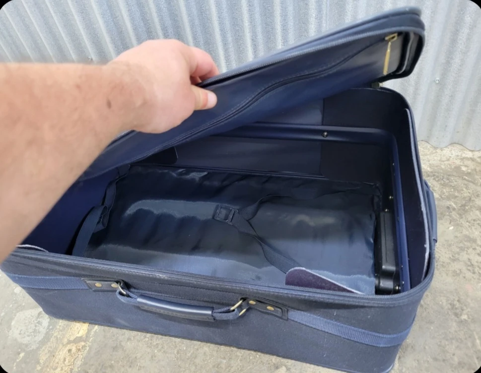 One way suitcase. Has a problem! - photo 4