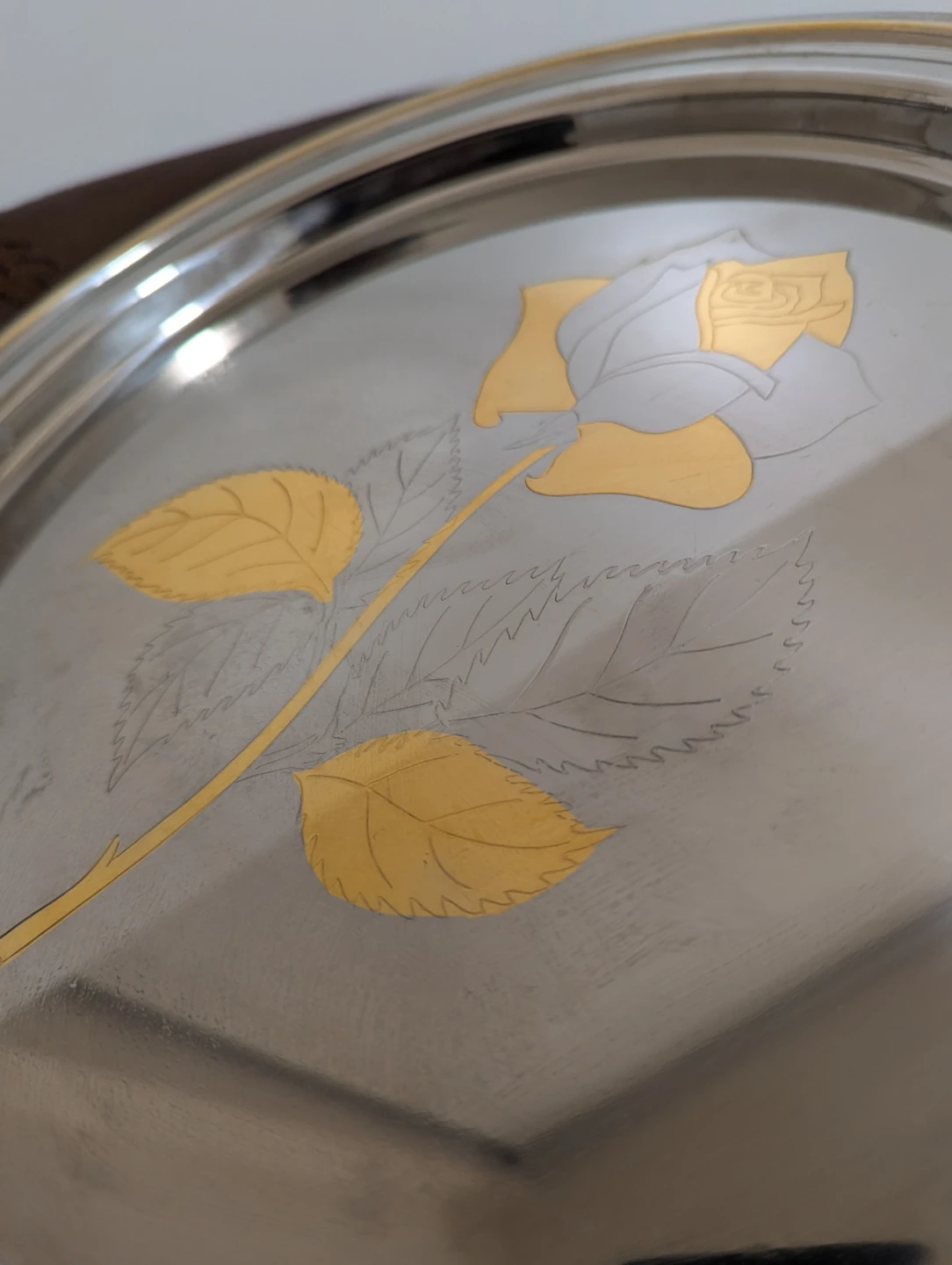 Silver-toned tray with gold rose design - photo 4