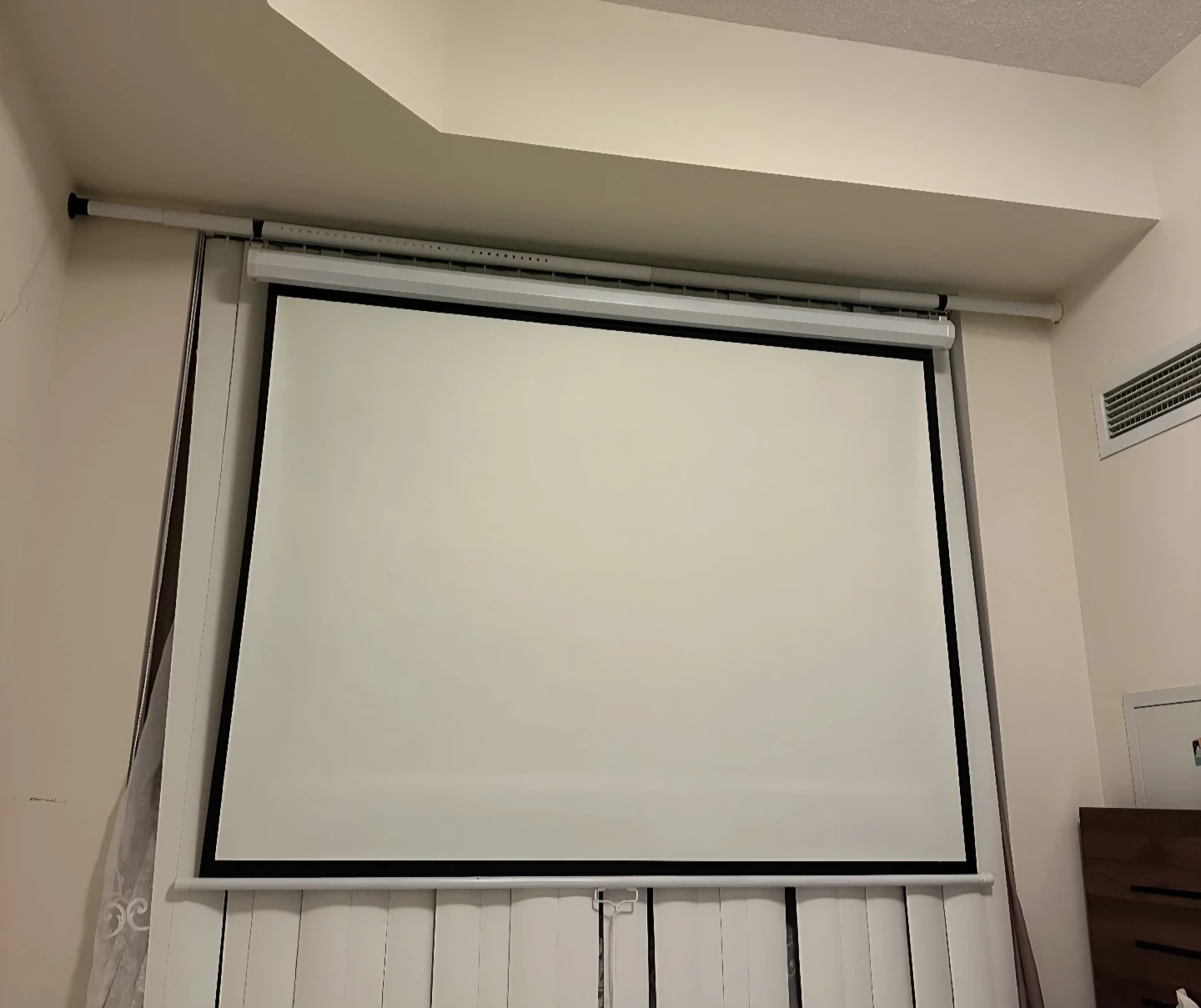 Axion A172 72" Projector Screen - photo 2