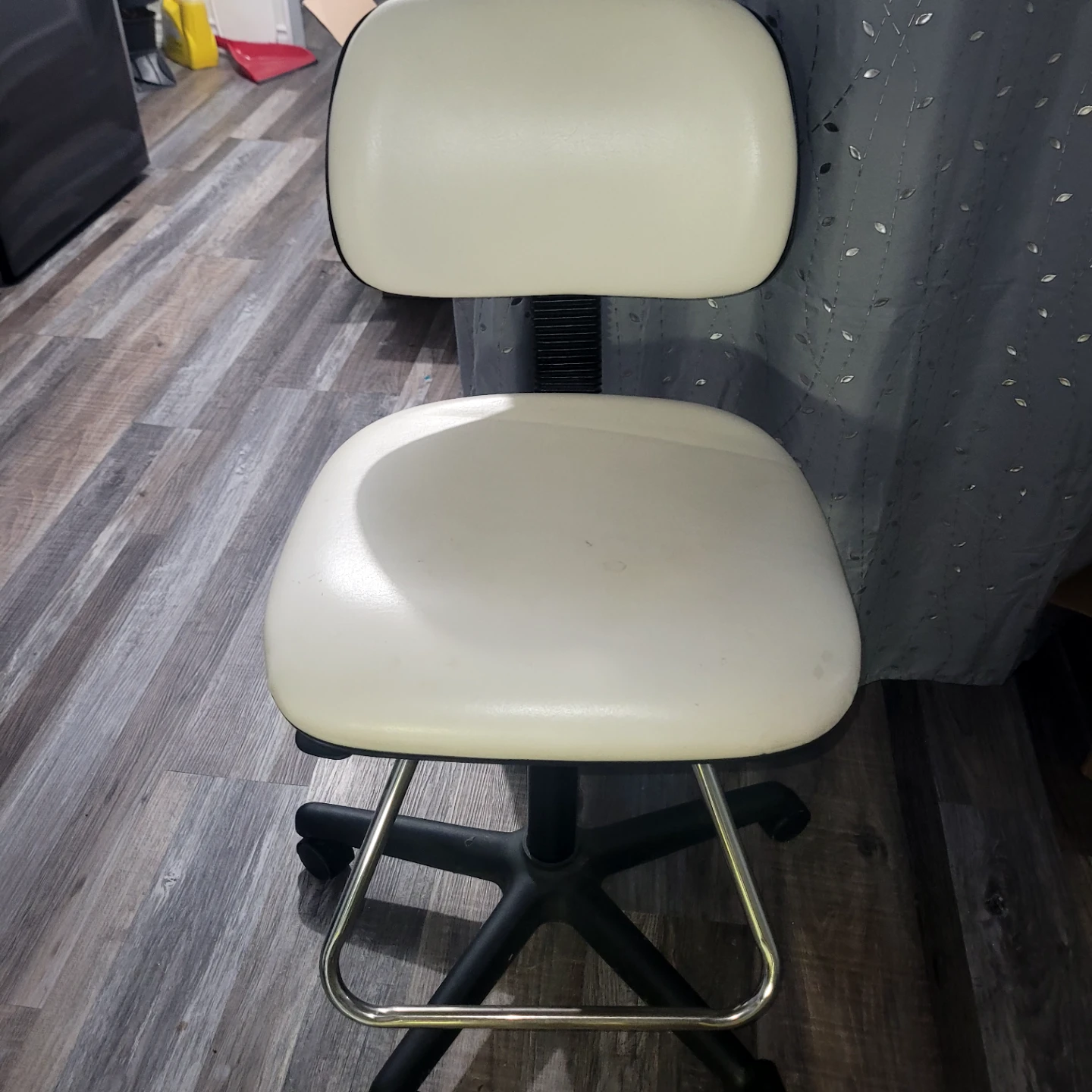 White Swivel Manicure or Office Chair - photo 2