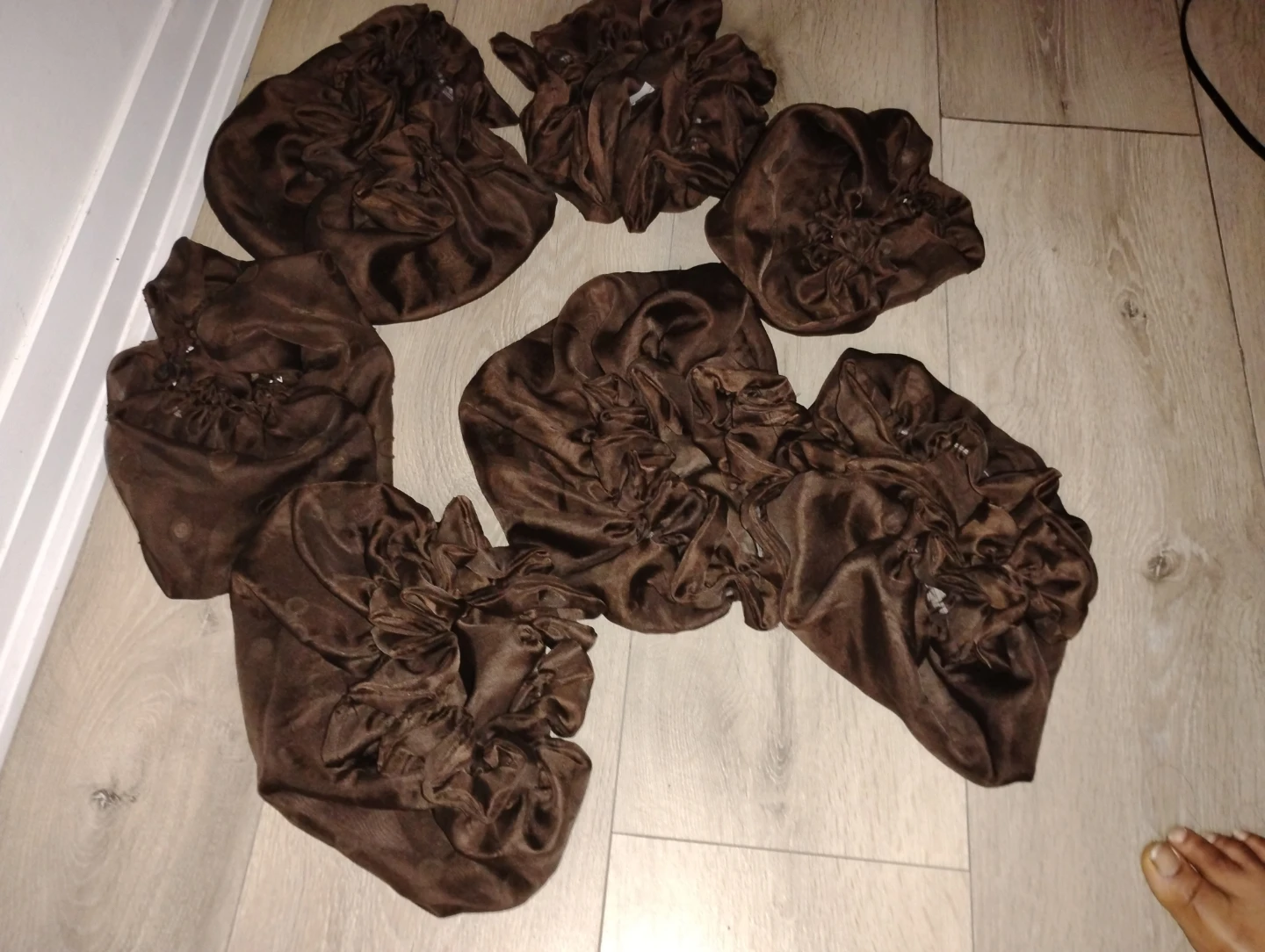 Set of 7 Brown Satin Bonnets - photo 2