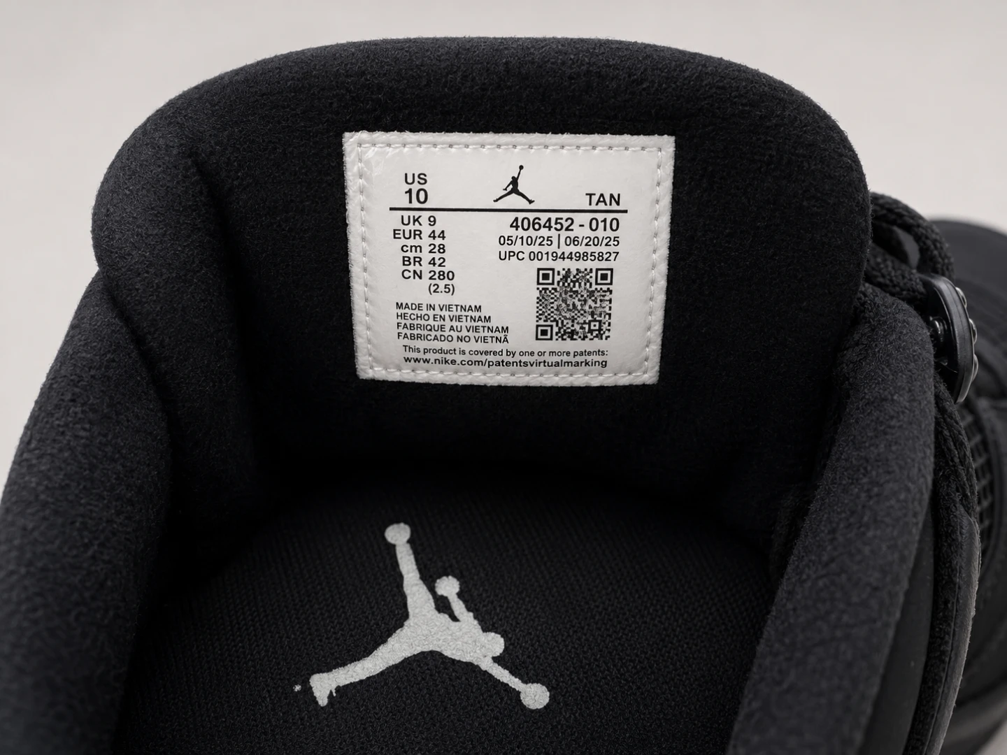 Air Jordan 4 Black Cat - photo 4