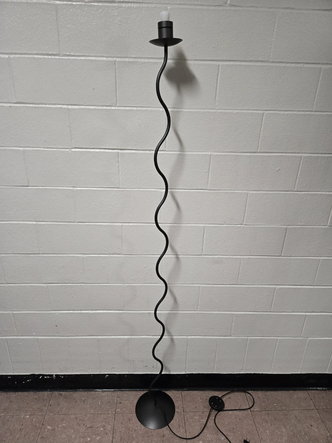 IKEA HÅRSLINGA Minimalist Squiggle Floor Lamp - Matte Black