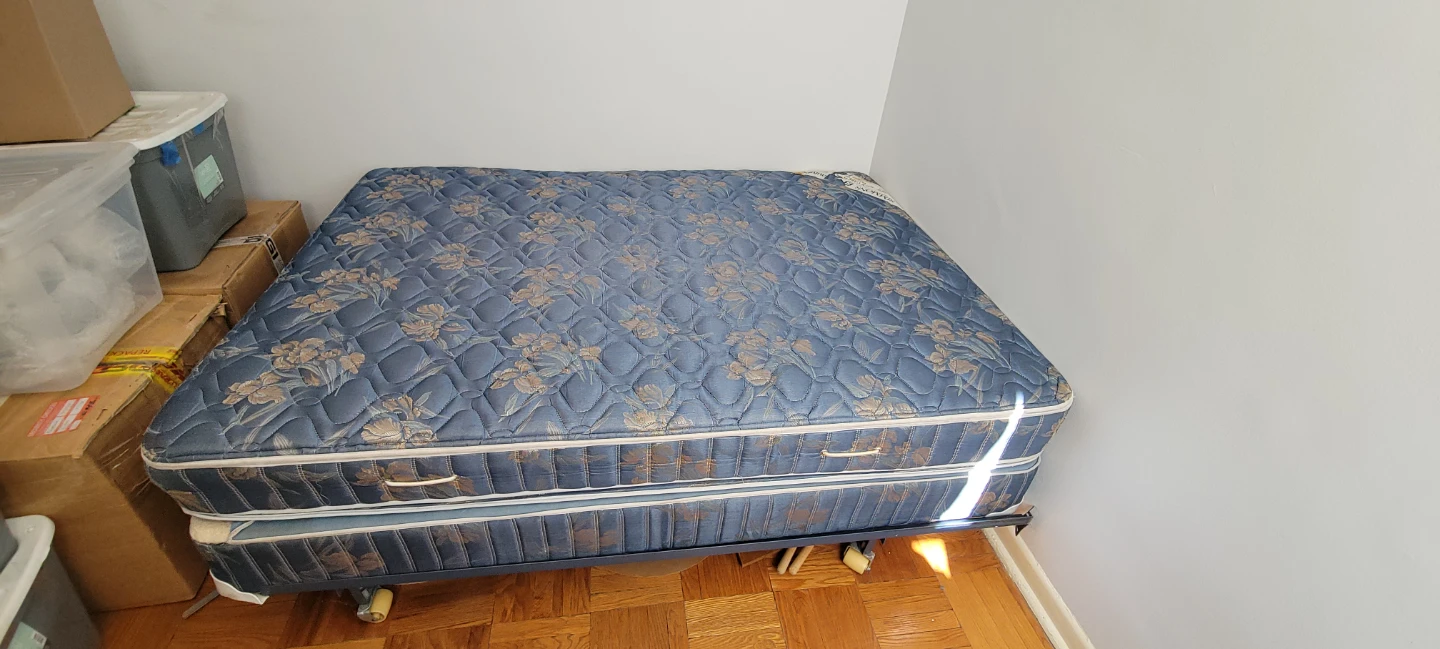 Queen Size Mattress with Blue Floral Pattern - photo 2