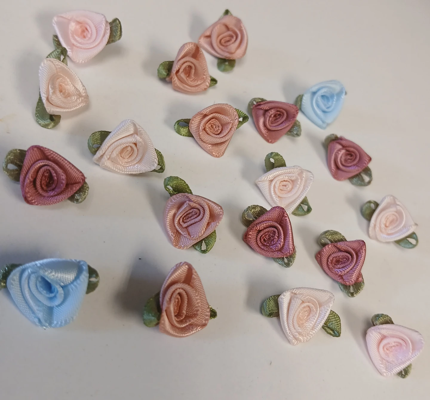 20 pc of Silk Ribbon Roses Embellishments (Mixed Colours) - photo 3