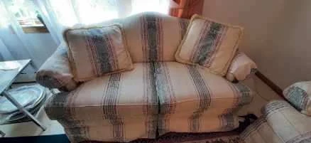 Well made Couch & Love-seat with matching pillows - photo 2