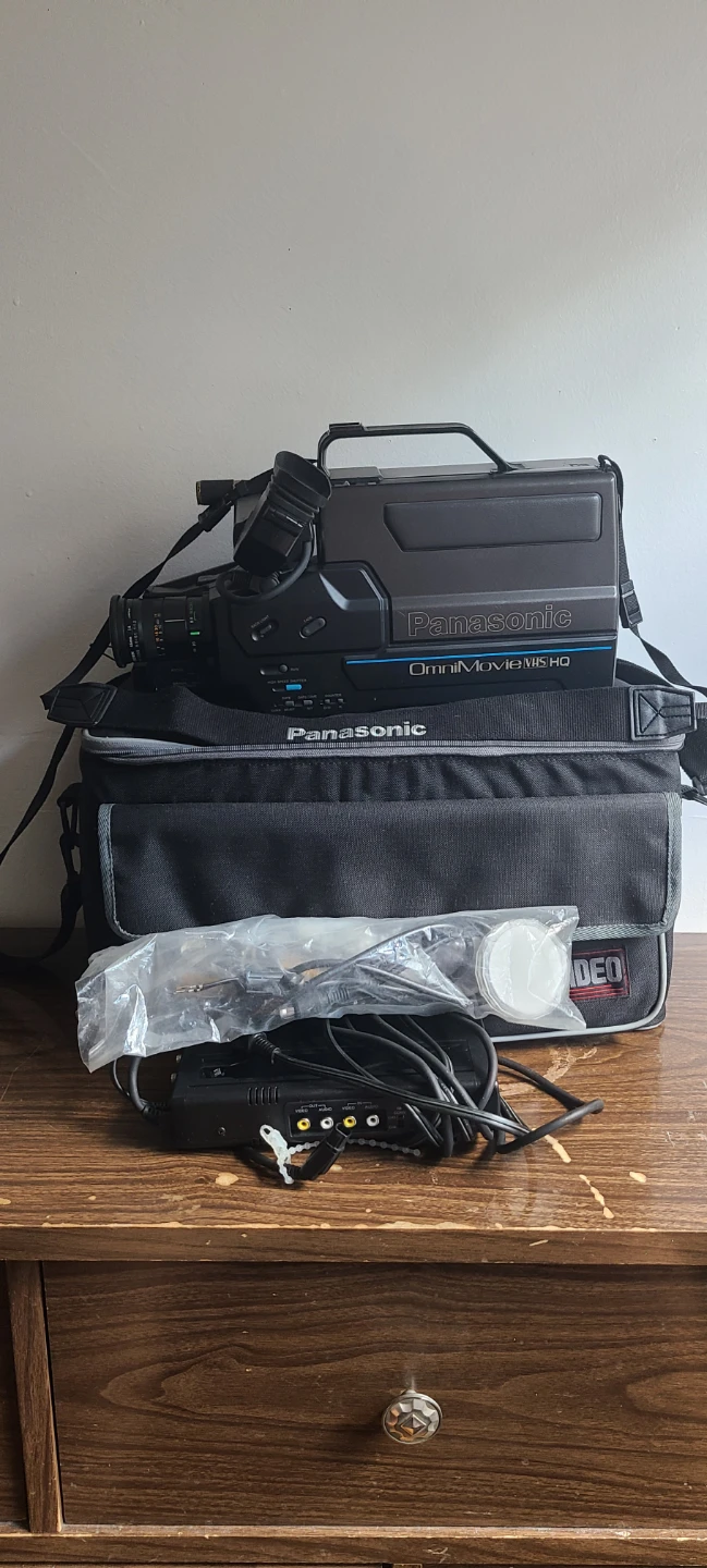 Panasonic OmniMovie VHS PV-320D Handheld Camcorder Camera Video