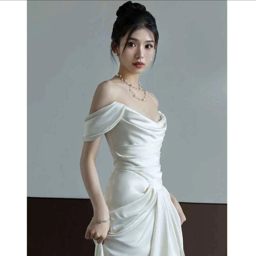 Off-the-shoulder white satin gown - photo 2