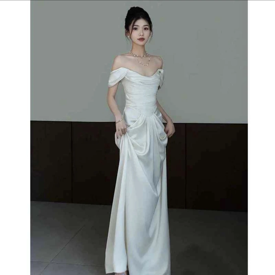 Off-the-shoulder white satin gown - photo 3
