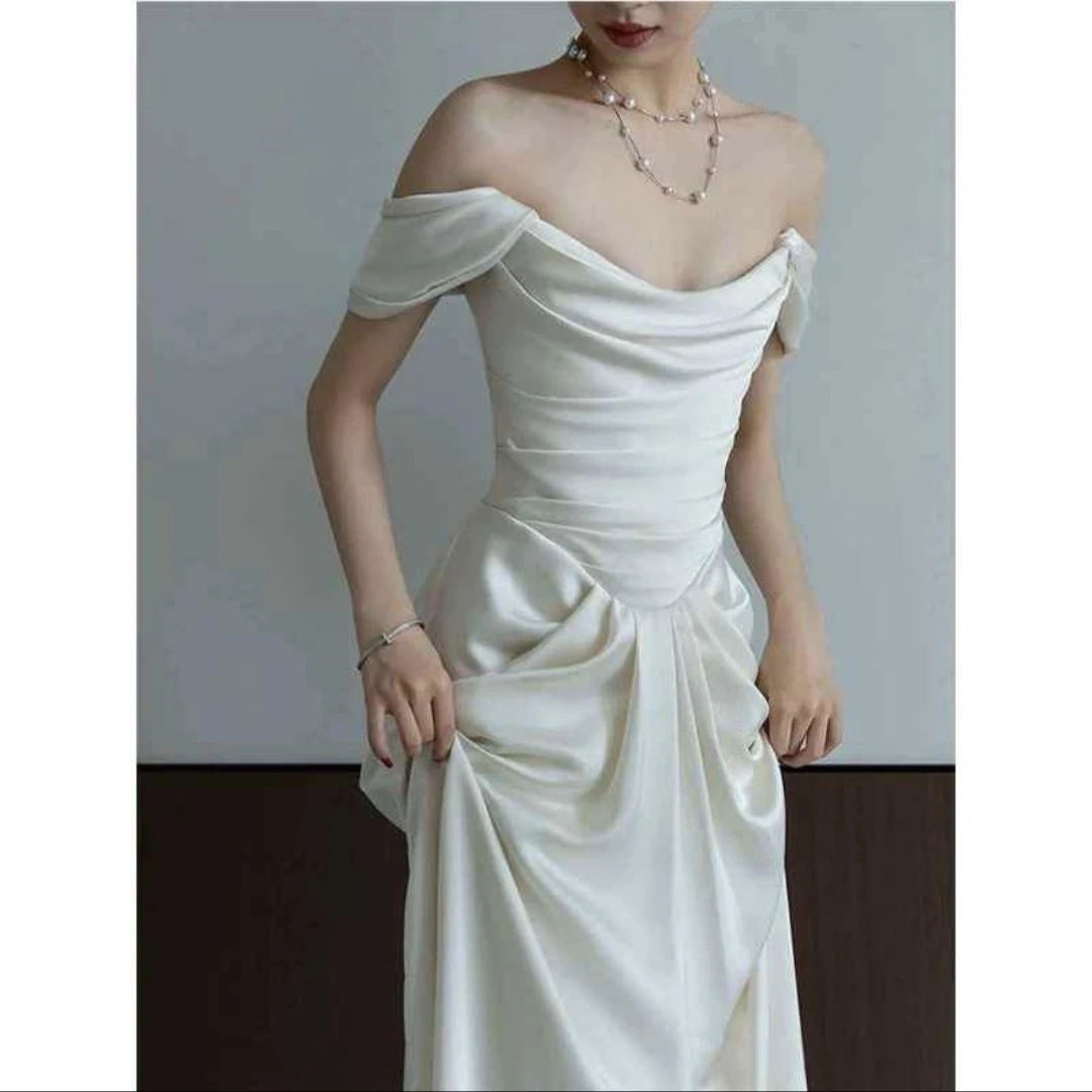 Off-the-shoulder white satin gown - photo 4