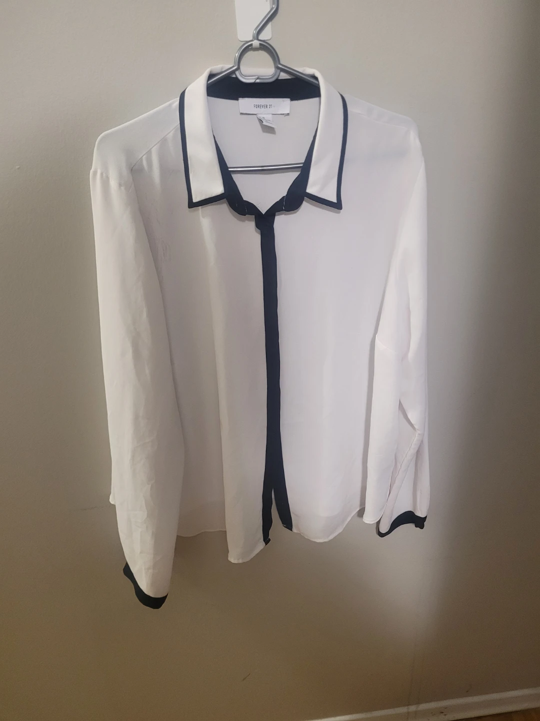 Forever 21 White Collared Blouse ⚽️